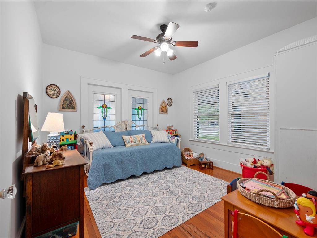 2nd bedroom with stain glass windows.
