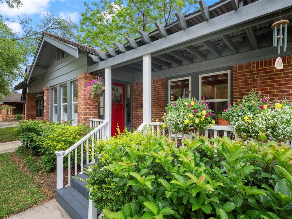 Awesome Heights location, quiet street.