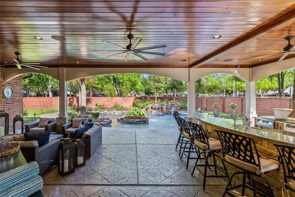 Beautiful patio calling you to come and enjoy!