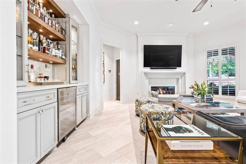 Kitchen. Thermador oven, cooktop., Microwave oven and warming drawer. Leatherized Quarzite Countertops