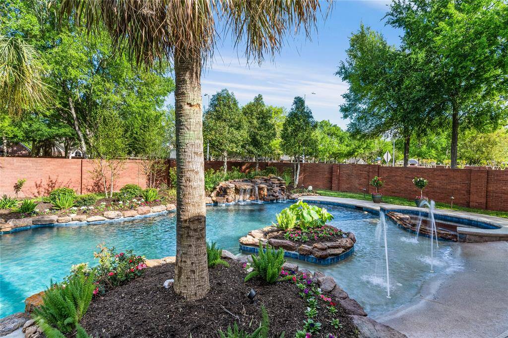 "Takes your breathe away" custom pool, beach entry, water fall, spa, adjustable fountains......