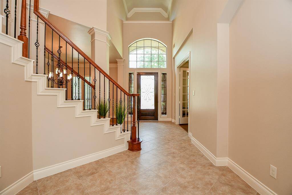 Breathtaking 21' ceiling entry