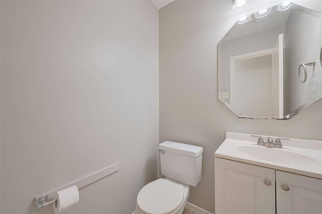 Powder bathroom on the 1st floor