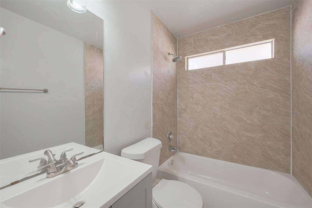 Full size bathroom