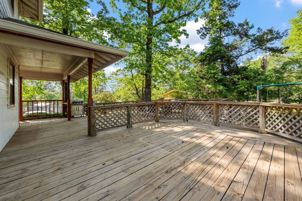 Iside is not the only space for entertaining, check out the size of this porch.