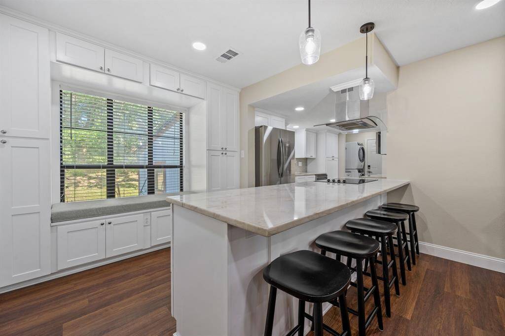 Check out this big, beautiful breakfast bar! This area is great for entertaining, serving breakfast and has loads of storage.