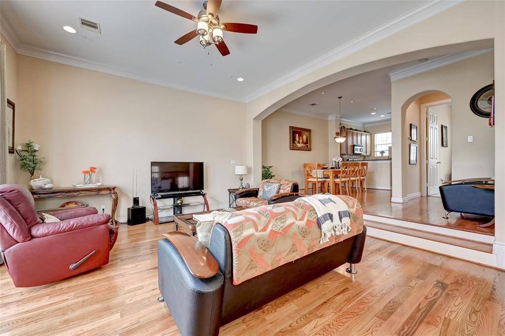 Beautifully landscaped townhome with an inviting front entry, surrounded by lush greenery. Set in a quiet, well-established neighborhood, this home offers the perfect balance of tranquility and easy access to nearby city amenities.