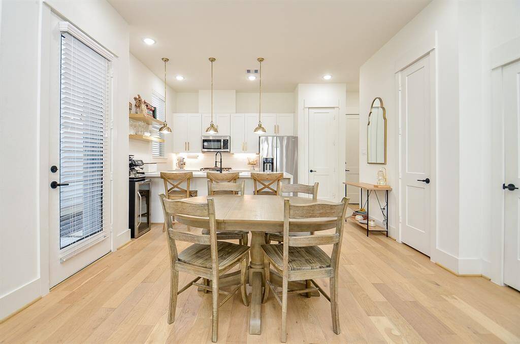 Dining area between the kitchen and living area
