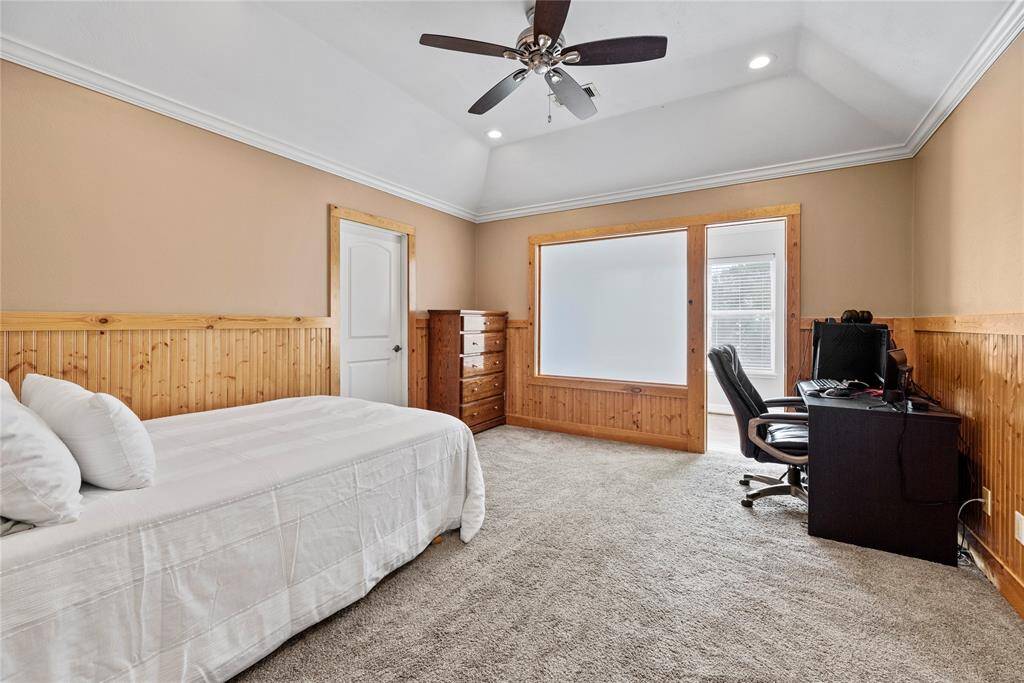 Whether a tiny princess or a little prince, every child would enjoy having such an attractive and big bedroom. Soft carpet ensures safe play, while the ceiling fan keeps them cool and happy.