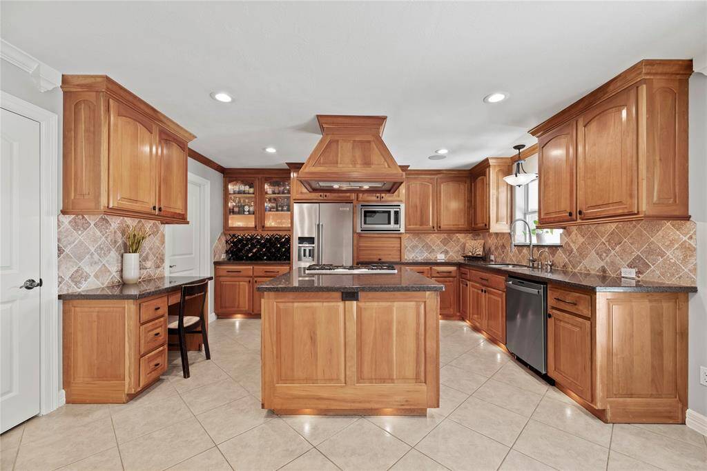 Imagine cooking in this marvelous gourmet kitchen. Designed with beauty and function in mind, the layout allows for easy meal preparation for busy mornings and even busier evenings.