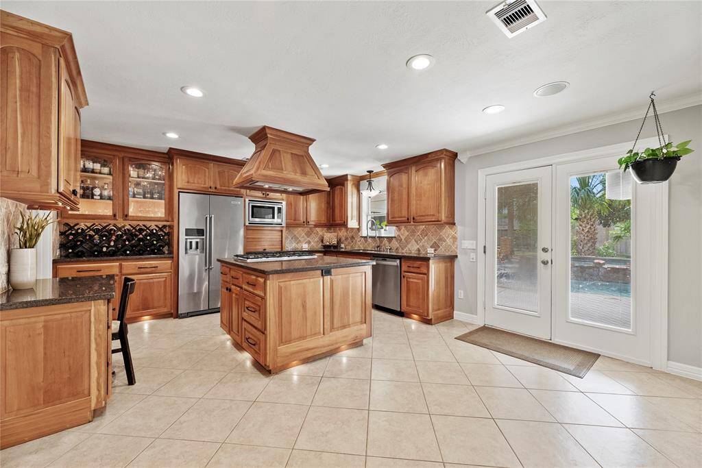 Boasting chic cabinets to the ceiling, there is an overflow of storage possibilities in the kitchen.