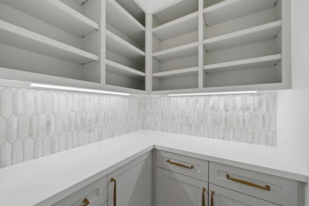 Walk in pantry