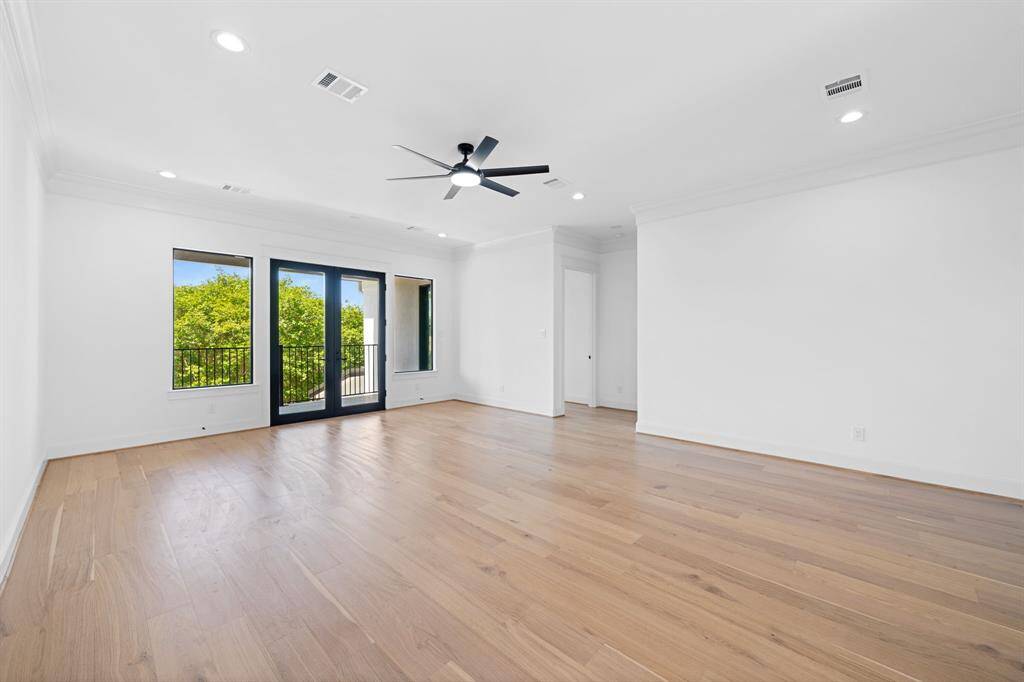 Game room/Living area (2nd Floor)