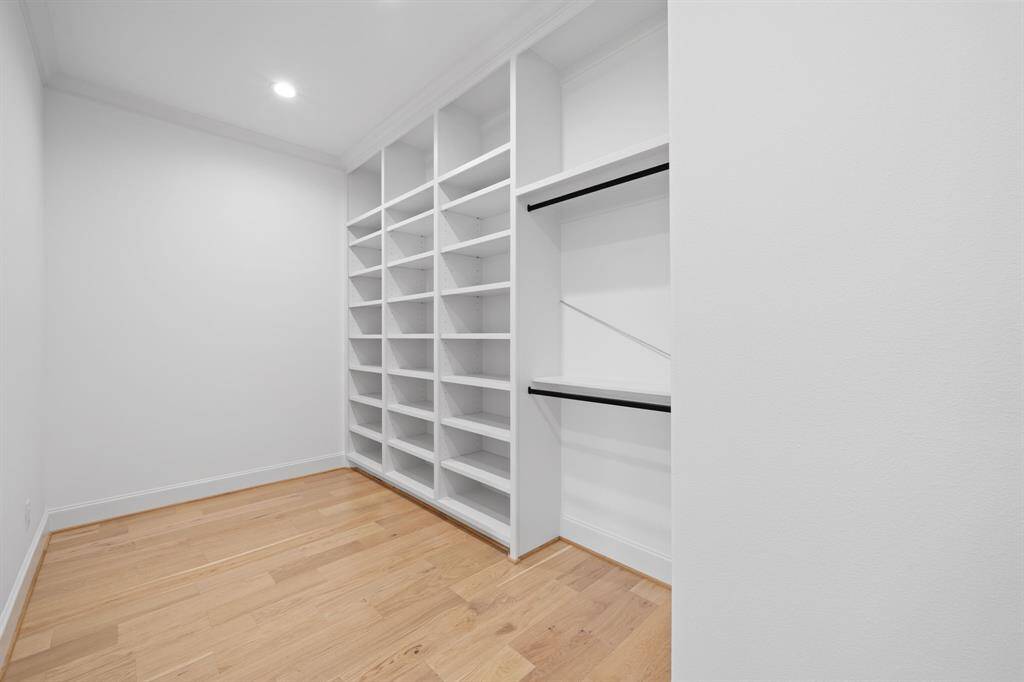 Storage room (2nd floor)
