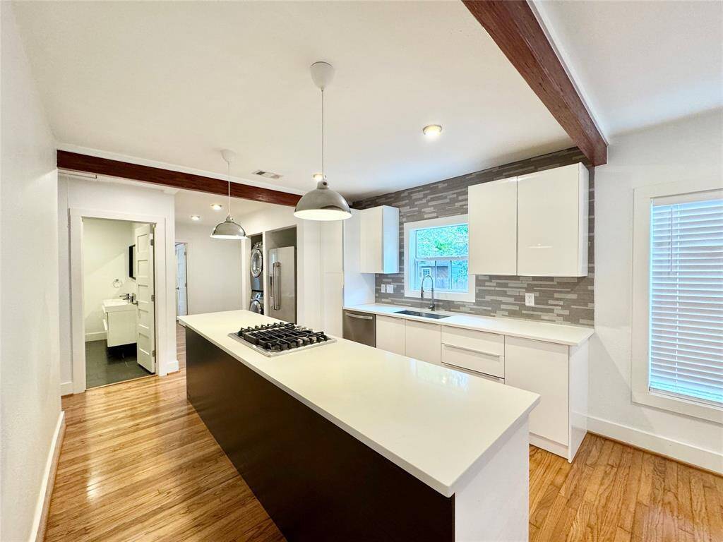 Large center island with gas cooktop perfect for prep space and/or entertaining!