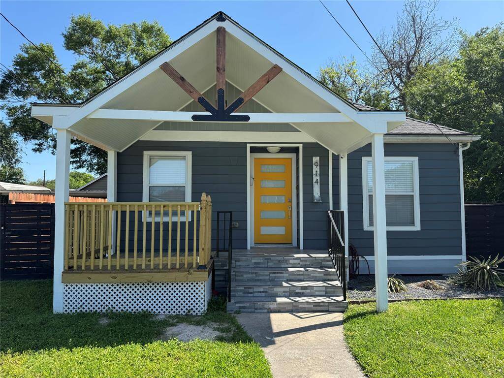Handsome Craftsman bungalow vibe welcomes you HOME!