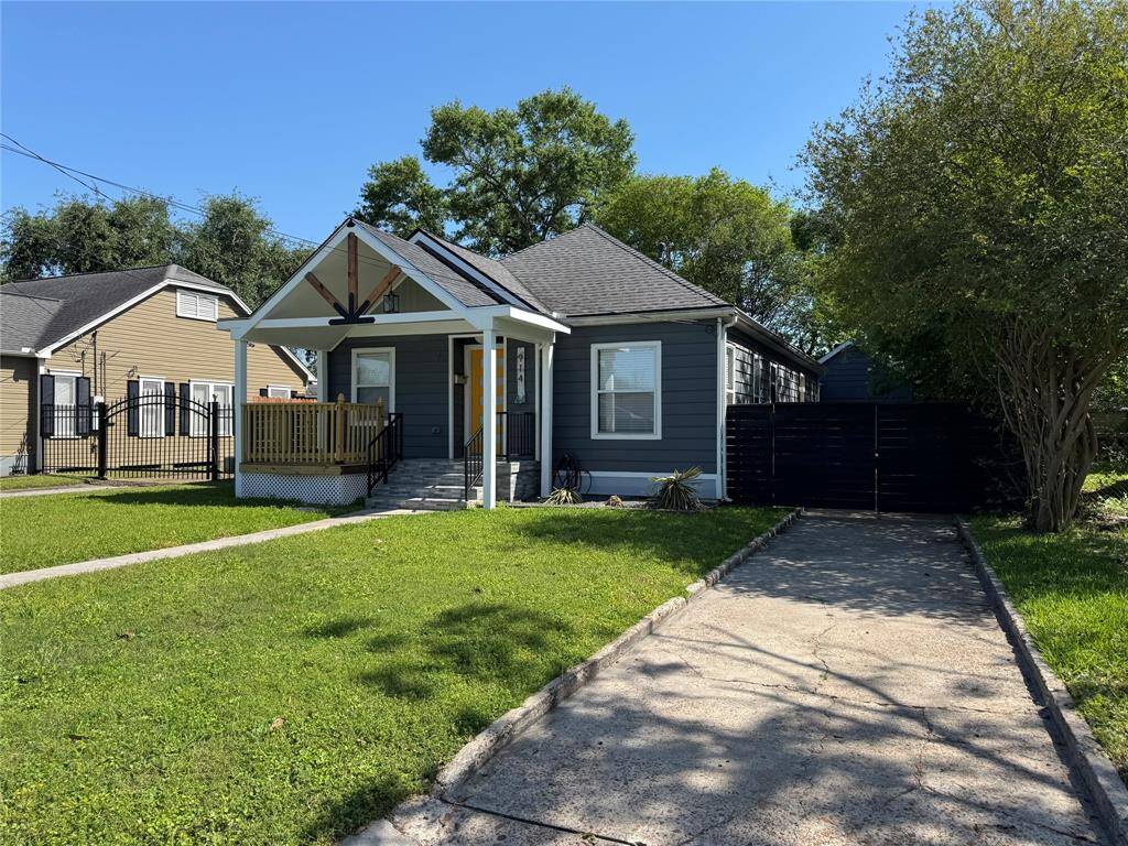 Long driveway for plenty of parking! ** Parking cars on driveway reserved for Tenant of front house, but garage apartment Tenant will need to use driveway to walk up to their unit.
