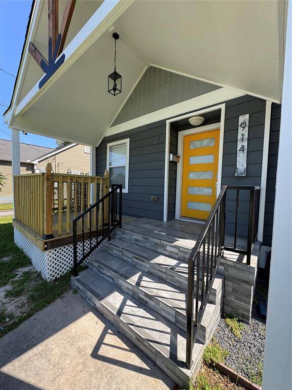 Spacious soaring roof covers front porch and steps!