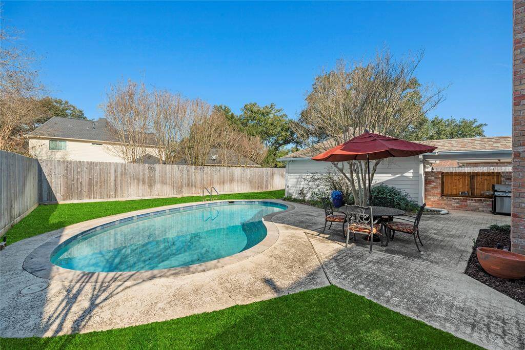 Alternate view of the backyard.