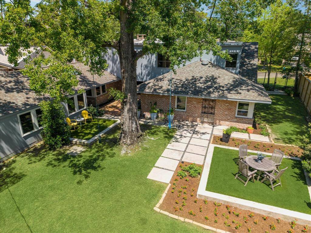 From the sky, the lush backyard unfolds with manicured grass and sophisticated turfed seating areas. Thoughtfully designed for entertaining, the outdoor spaces combine beauty and function. A true private oasis awaits just beyond the back door.