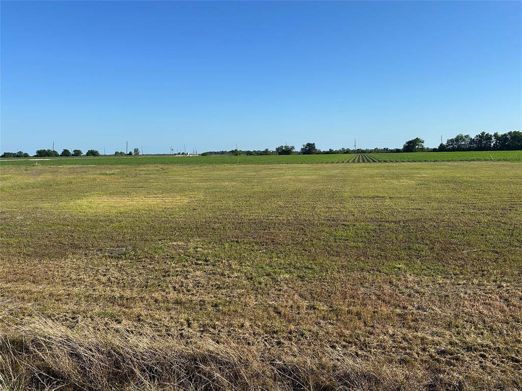 Water & sewer & gas all aviliable to the lot.