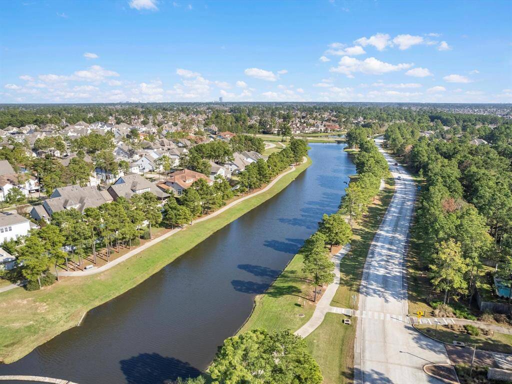 Footbridge Path Park is the nearby lake and walking trail. This is a popular amenity of the neighborhood!