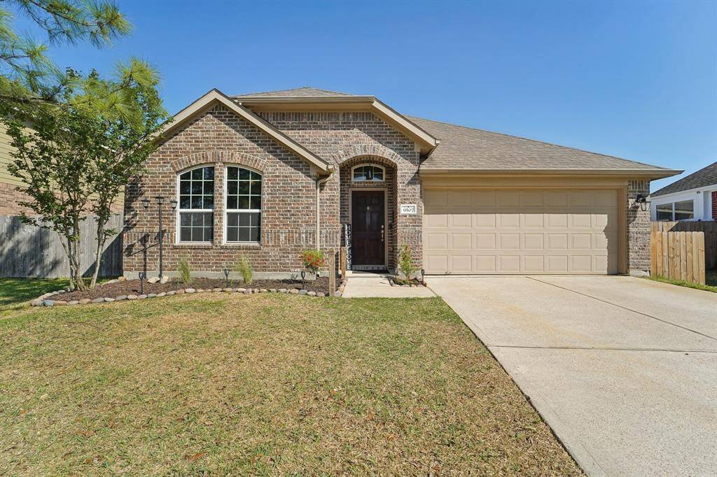 Fantastic curb appeal on a cul-de-sac street!