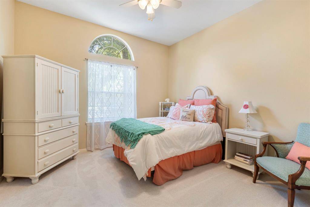 Secondary bedroom.