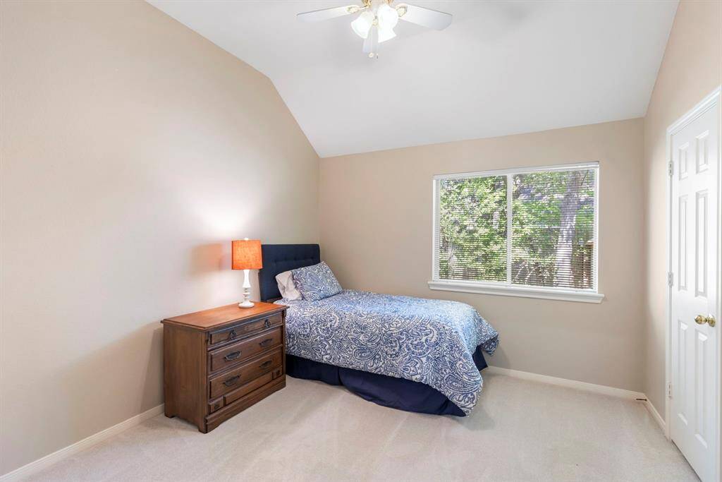Secondary bedroom.