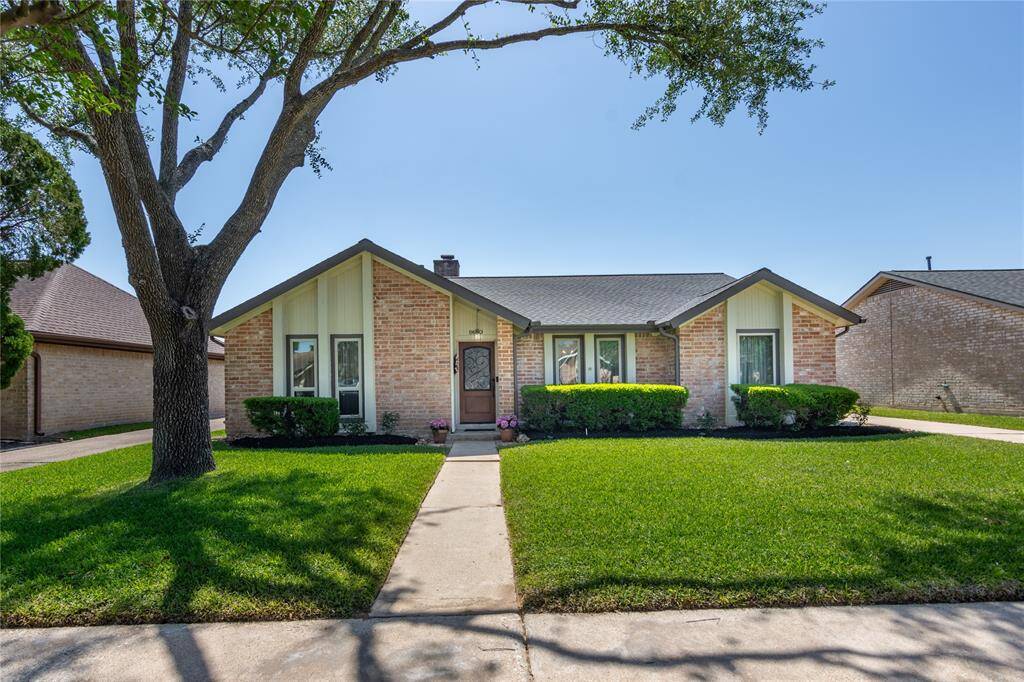 FANTASTIC CURB APPEAL W/ LARGE OAK TREE!