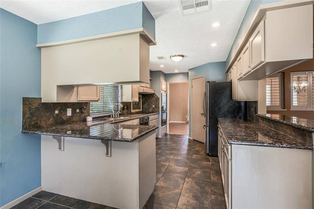 GRANITE COUNTERTOPS W/ RECESSED LIGHTING!