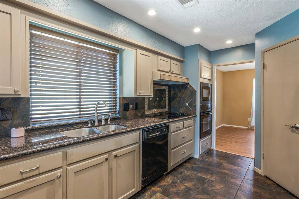 CUSTOM TILED BACKSPLASH