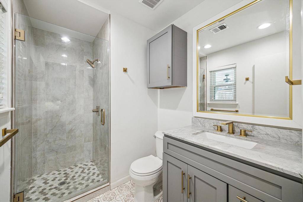 Beautifully updated primary bathroom.