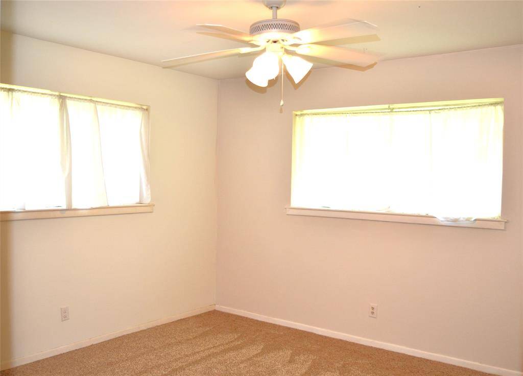 Secondary bedroom.