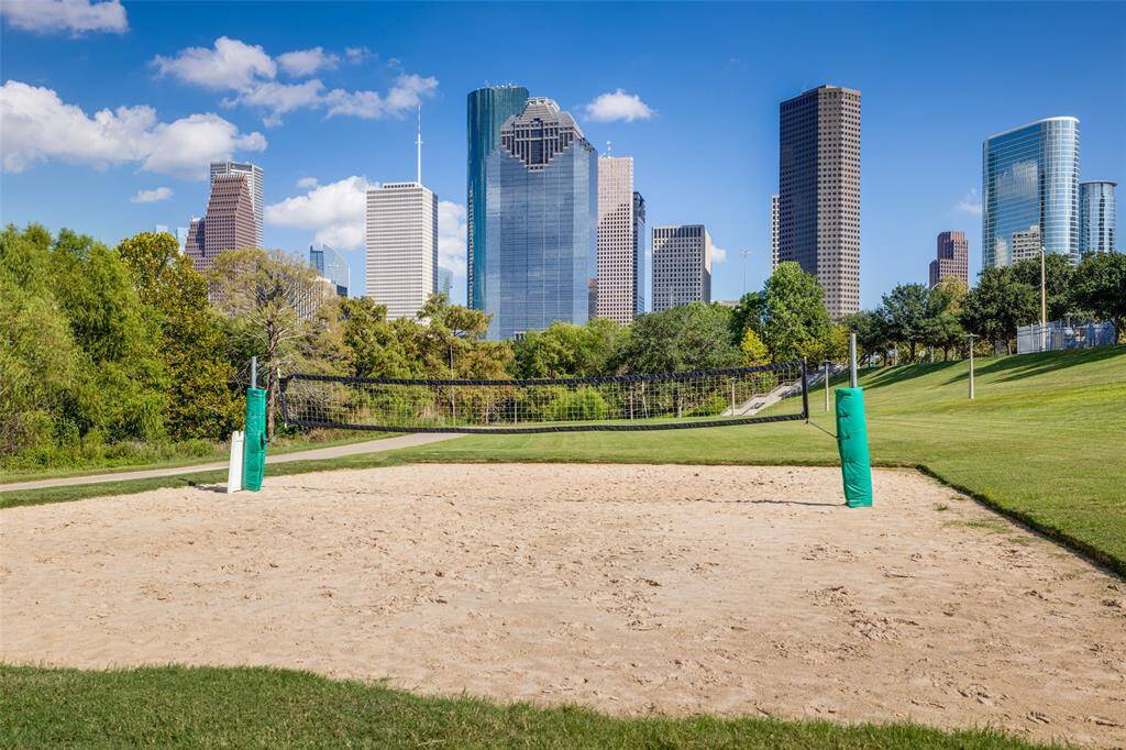 Buffalo Bayou Park is minutes away. Enjoy all the perks of being right outside of Downtown Houston. From the Skate park to the Cistern, Boat tours, Bike tours, Music events, volleyball, dog park, and Flora Restaurant; it all encompasses the 52-mile waterway!!