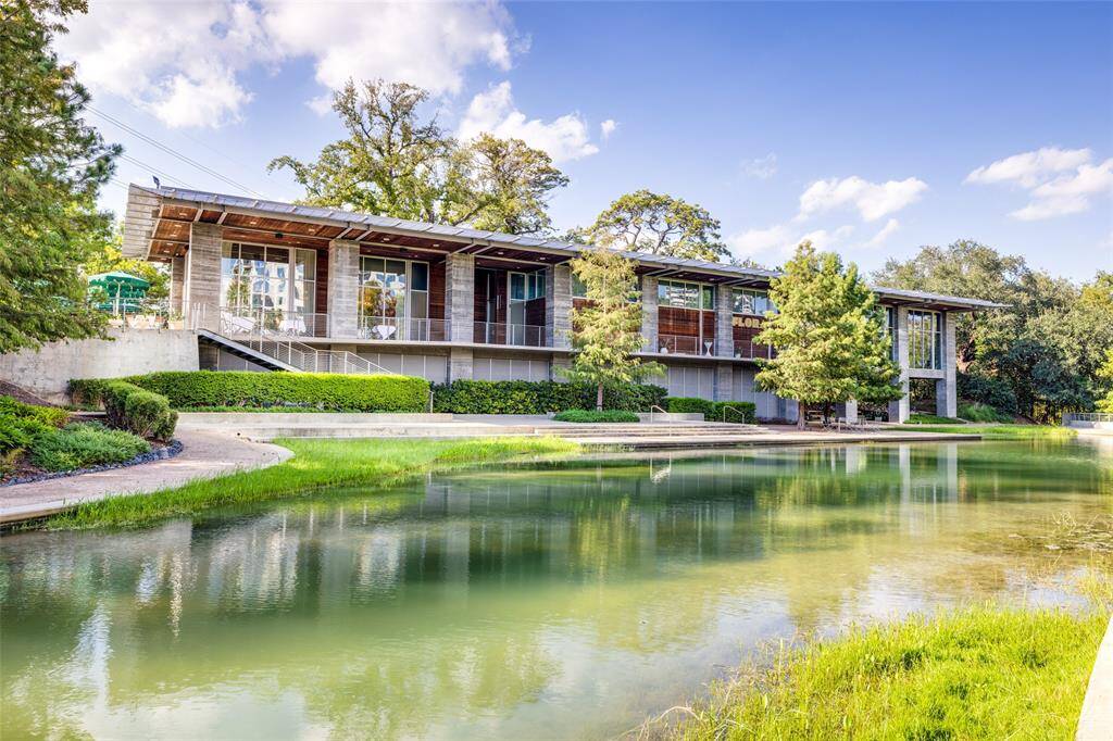 Buffalo Bayou Park is minutes away. Enjoy all the perks of being right outside of Downtown Houston. From the Skate park to the Cistern, Boat tours, Bike tours, Music events, volleyball, dog park, and Flora Restaurant; it all encompasses the 52-mile waterway!!