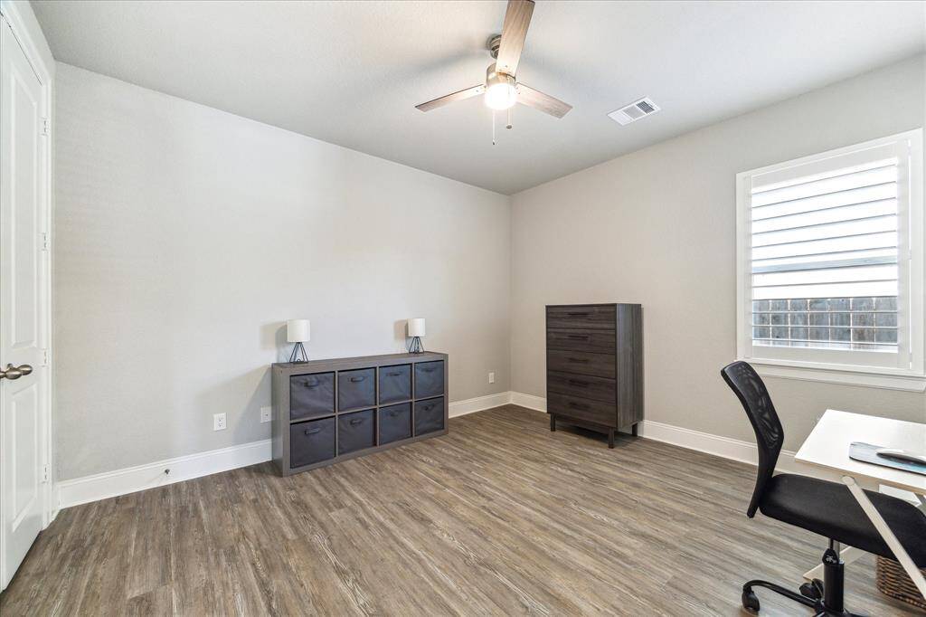 Secondary bedroom