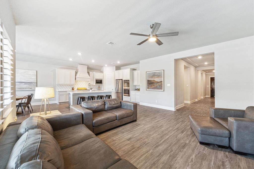 The open concept floor plan makes entertaining a breeze.