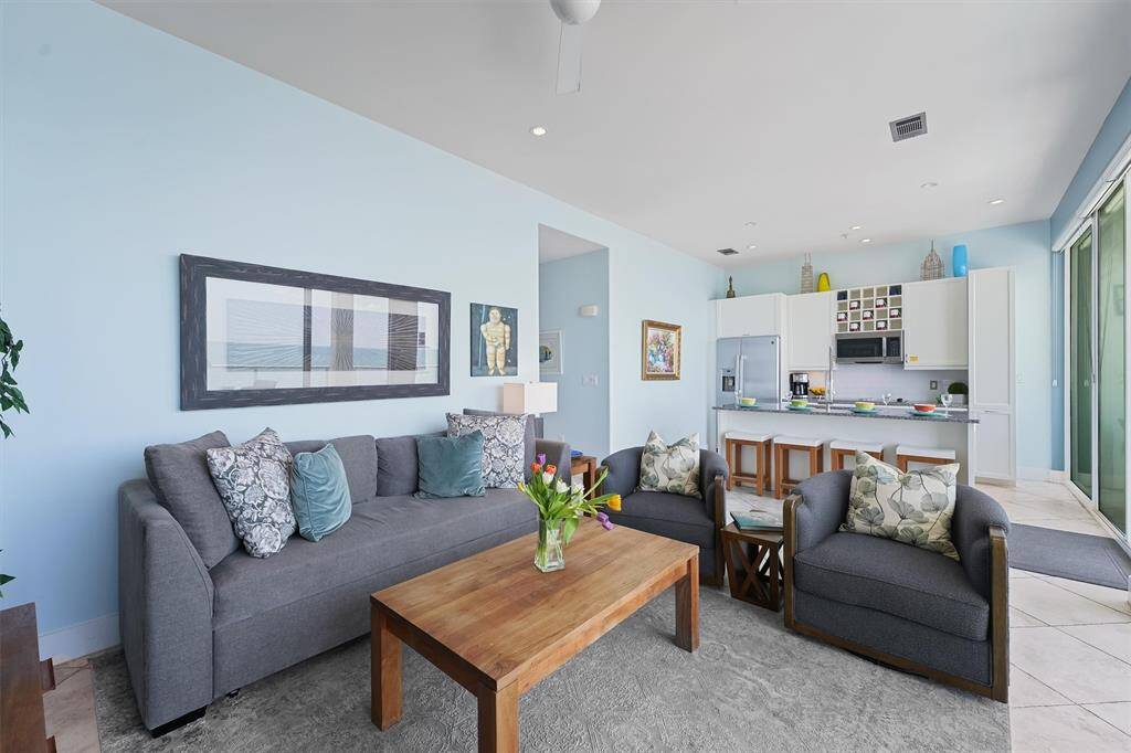 Relax in the elegantly furnished living room, where floor-to-ceiling windows frame panoramic Gulf views. A bird-watcher’s dream, this space offers front-row seats to pelicans soaring and shrimp boats drifting by.