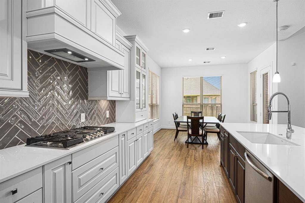 The backsplash really makes this kitchen pop with color.