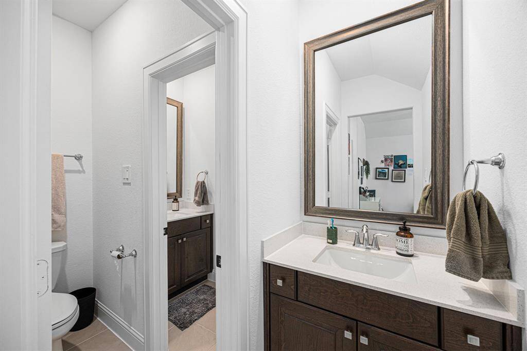 Hollywood bath with great storage.