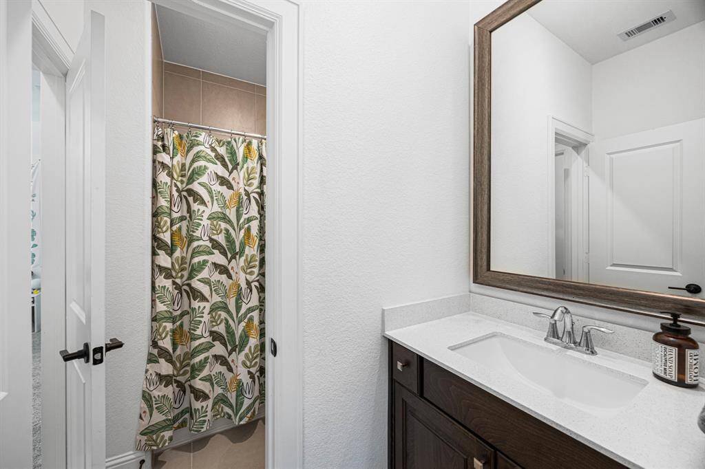 Alternate view of Hollywood bath.