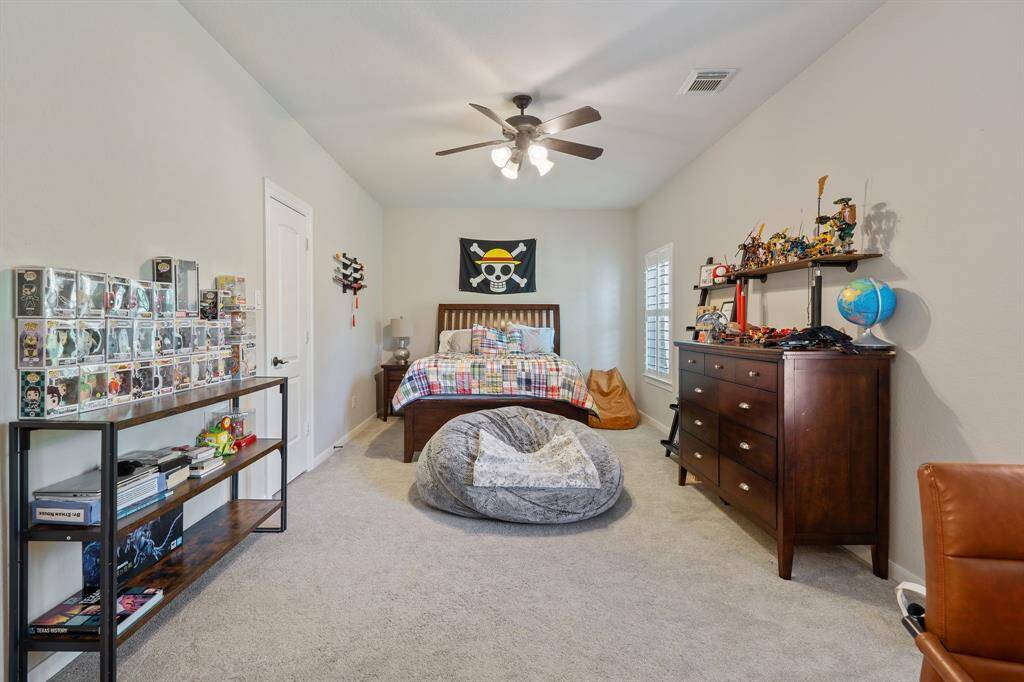 Very oversized bedroom upstairs