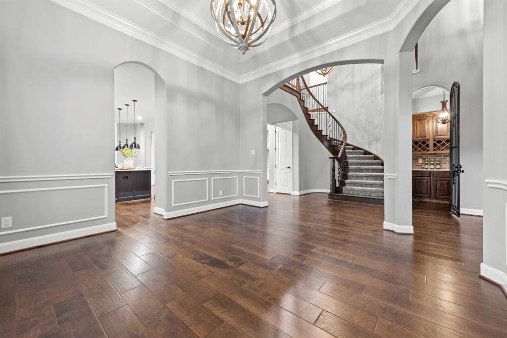 Dining room accessible to archway kitchen entrance.