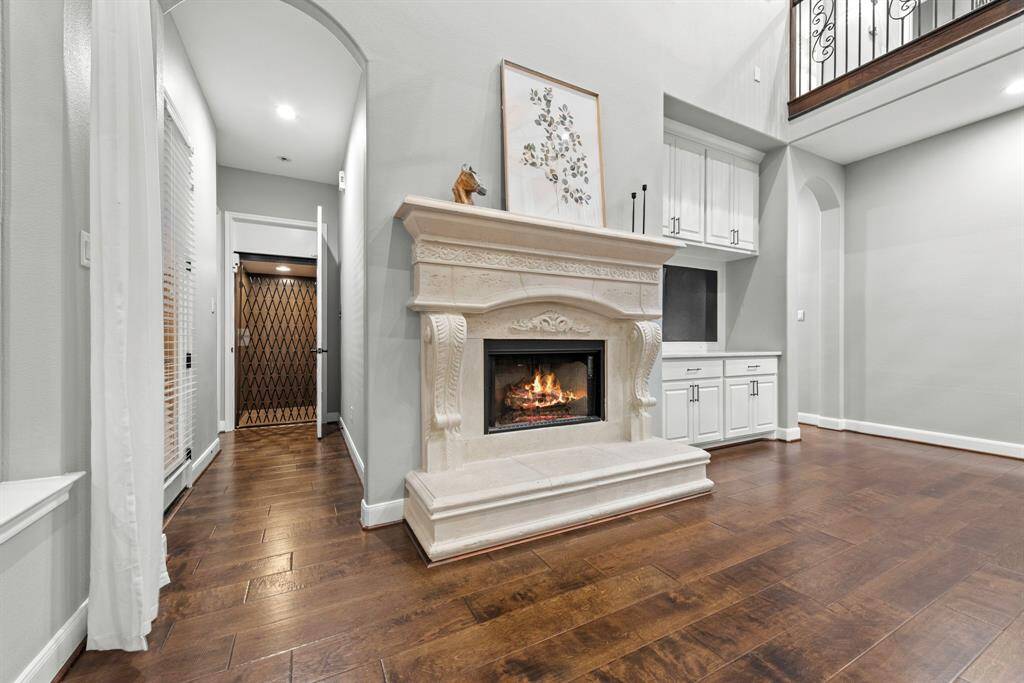 Arched entrance leading to elevator closet and primary bedroom.
