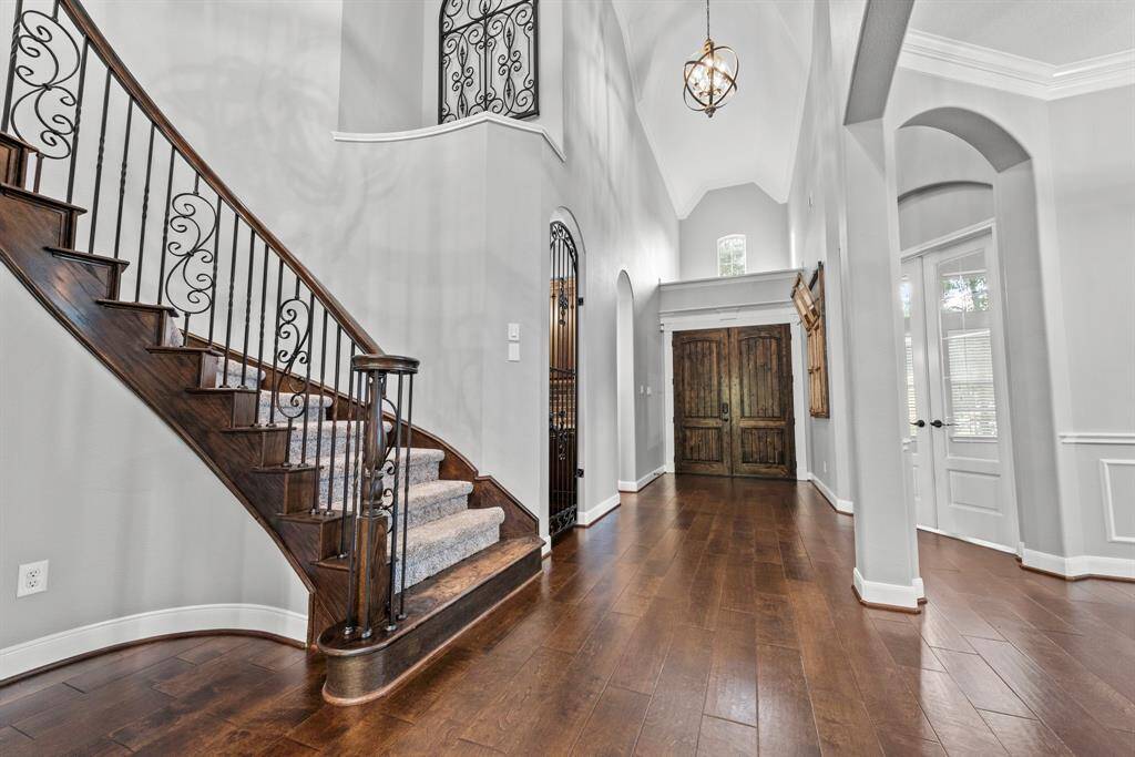 Stunning curved staircase with sweeping views to downstairs.