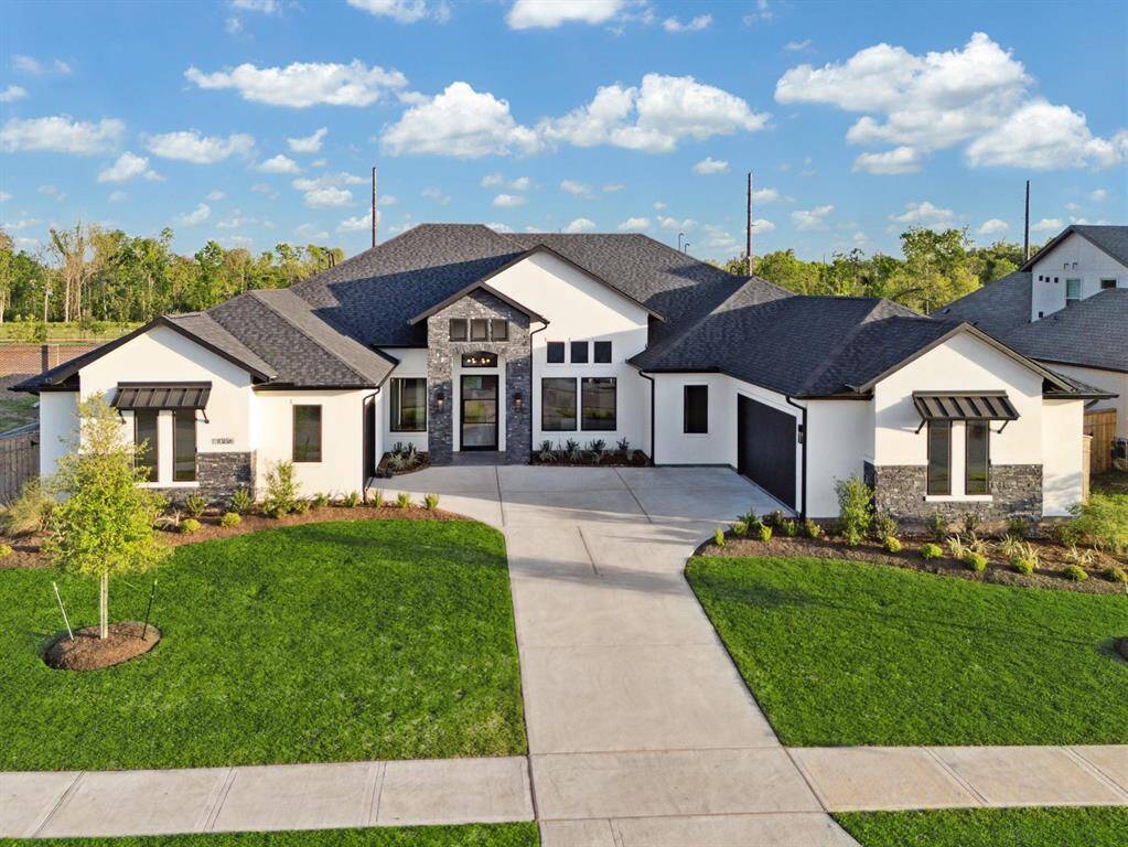 Custom builder Jamestown Estate Homes presents 11006 Stonegate Court. This home is located in Sienna's luxury enclave, the Sienna Estates at Summerhouse Lake, along the shores of the Sienna Oaks Lake.