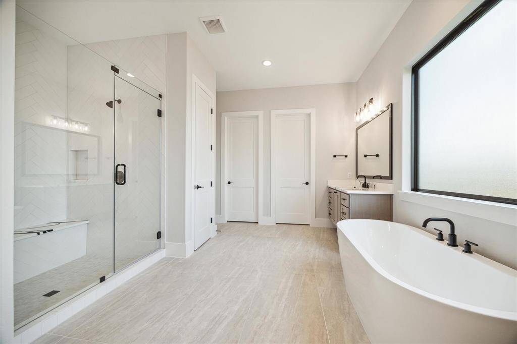 Walk-in shower has 2 heads