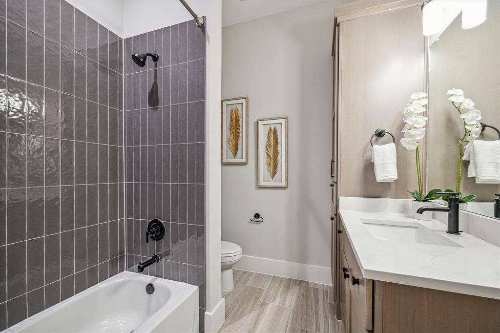 Secondary Bath (1 of 5)