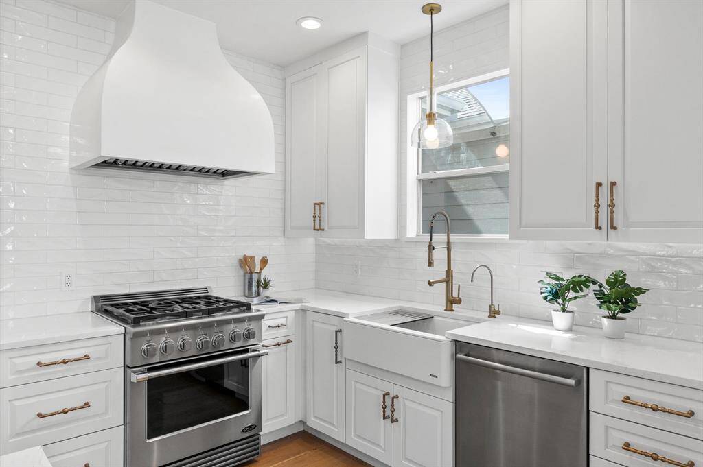 Serious home chefs, meet your match. This handcrafted plaster range hood and pro-style DCS gas range bring a European-inspired touch to your culinary adventures.